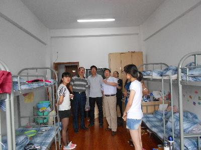 院领导们视察实习生宿舍，了解同学们的住宿及实习情况